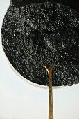 Schwarzer Kaviar in Dose mit Löffel