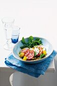 Tomaten-Mozzarella-Salat mit warmem Zwiebel-Dressing