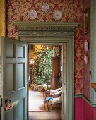 Blick durch antike Tür in weihnachtliches Wohnzimmer