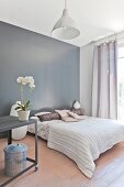 Elegantes Schlafzimmer in soften Erdtönen mit grauer Wand