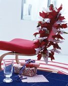 Freischwingender Sessel mit Girlande aus Weihnachtsstern und verpackten Geschenken