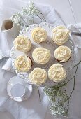 Cupcakes mit Topping aus weisser Creme