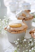 Mini meringue cakes with fudge topping and clotted cream