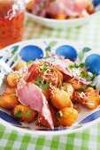 Gnocchi mit Tomatensauce, Schinken, Parmesan und frischem Basilikum