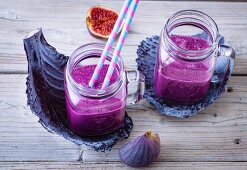 Red cabbage and fig cocktail with bananas and aronia berries