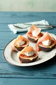 Figs with Parma ham and goat's cream cheese (simply glyx)