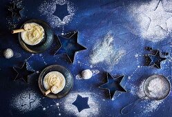 Milchshake mit gemahlener Vanilleschote und Vanilleeis umgeben von Sternendeko