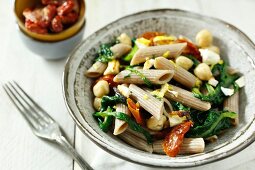 Wholewheat pasta with spinach, chickpeas and dried tomatoes