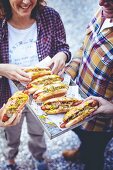 Hot Dogs mit Essiggurken und Senf