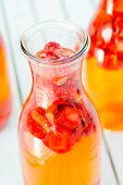 Frisch angesetzter Erdbeeressig in einer Flasche