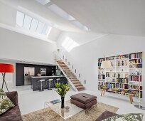 Offener Wohnraum mit Galerie und Dachoberlichtern in modernem Loft mit weissen Wänden