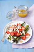 Gegrillter Spargel-Erdbeer-Salat mit Feta und Orangenglasur