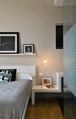 Schlafzimmer mit modernem Nachttischelement unter Pendelleuchte