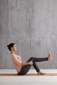 Boot (Yoga), Schritt 1: Sitzen, Knie anheben