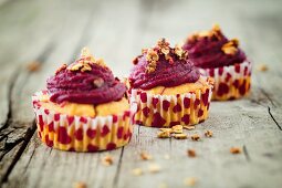 Vegane glutenfreie Süsskartoffelcupcakes mit Rote-Bete-Topping