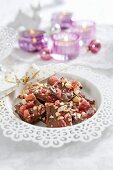 Selbstgemachtes Weihnachtskonfekt aus Schokolade und Nüssen