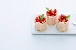 Strawberry tartlets with white chocolate
