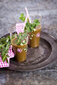 Grüner Smoothie mit Pimpernelle, Spinat, Apfel, Banane, Birne und Ingwer