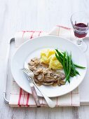 Kalbsschnitzel mit Champignons, Stampfkartoffeln und grünen Bohnen