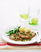 Piccata (Kalbsschnitzel) mit Bohnen, Kartoffeln und Kapernsauce