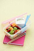 Obstsalat mit Minze und Joghurt in Lunchbox