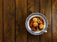 Beef Cobbler (Rindfleischeintopf mit Wintergemüse, England)