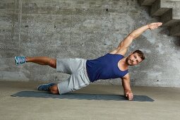 Side plank – Step 1: right leg parallel to the floor, arm stretched
