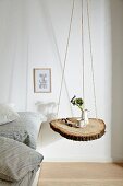 Baumscheibe an Seilen aufgehängt als Nachttisch