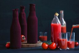 Tomatensaft-Test mit verhüllten Flaschen