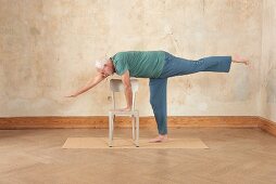 Boat (yoga) – Step 2: raise leg