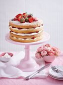 Biskuittorte mit Erdbeeren zur Teatime am Muttertag (England)