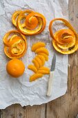 Orangenfilets und Orangenschalen