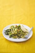 Green tagliatelle with asparagus, courgettes and pesto