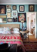 Geflechtbett und Beistelltisch in Schlafzimmer mit Bildergalerie, Blick in Bad Ensuite