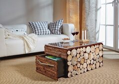 Rustikaler DIY-Couchtisch mit Holzrinden und Baumscheiben verkleidet