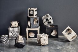 Stillleben verschiedener würfelförmiger Objekte aus japanischer Raku-Keramikkunst