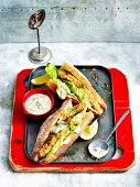 Panierte Gourmet-Fischburger mit Mayonnaise und Kopfsalat