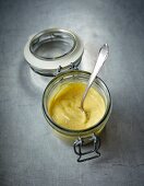 Rapsöl-Mayonnaise im Glas mit Löffel