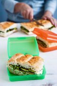 Sandwich mit Ricotta und Grillgemüse zum Mitnehmen in der Lunchbox