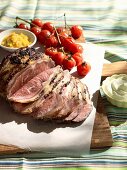 Vornehmes Picknick: Angus-Rinderlende mit Kirschtomaten und Sahnemeerrettich
