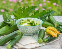 Zucchini und Zucchinisalat auf Gartentisch