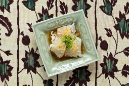 Kaiseki-Menü-Ika, leicht angegrillter Kugelfisch