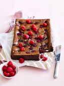 Mud Brownies mit Schokolade und Himbeeren zu Ostern