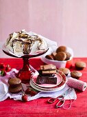 Schokoladen-Erdbeer-Pavlova zu Ostern