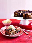 Schokoladen-Kastanien-Kuchen mit Birnen und Schokoladensauce
