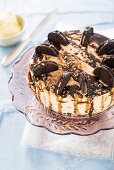 No-bake cheesecake with chocolate biscuits and walnuts