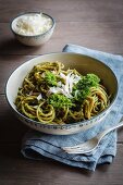 Vollkorndinkelnudeln mit Grünkohl, Haselnuss-Pesto und Parmesan