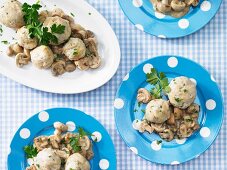 Kleine Semmelknödel mit Champignon-Ragout