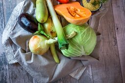 Stillleben mit frischem Gemüse und Couscous (Aufsicht)