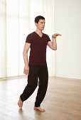 Der Affe (Yuanxing, Qigong), Schritt 2: Gewicht auf linkes Bein, linker Arm anwinkeln